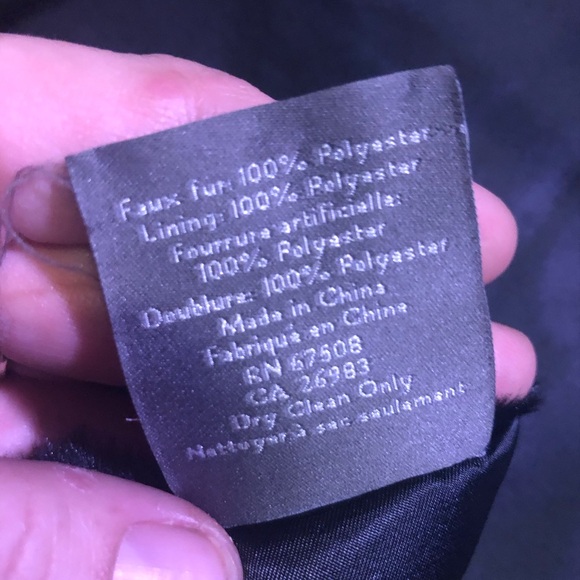 Faux fur stole bought at The Bay - Picture 5 of 7